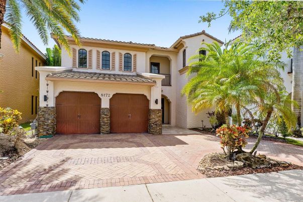 Attached, Exterior, Facade, Mediterranean