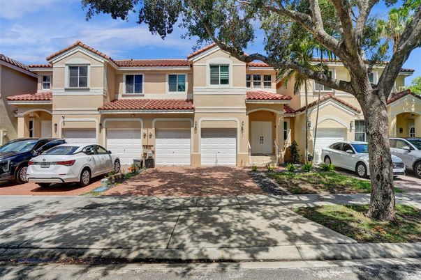Attached, Exterior, Facade, Mediterranean