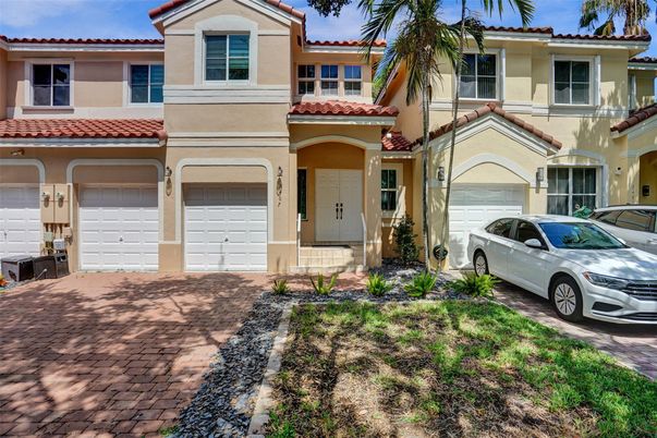 Attached, Exterior, Facade, Mediterranean