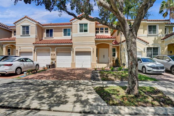 Attached, Exterior, Facade, Mediterranean