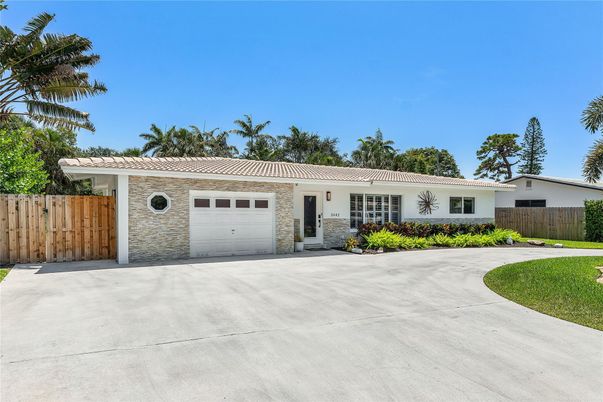Attached, Exterior, Facade, Ranch