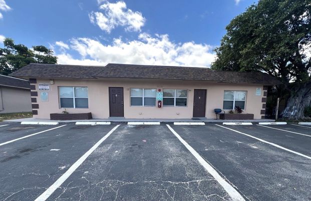 Exterior, Facade, Ranch