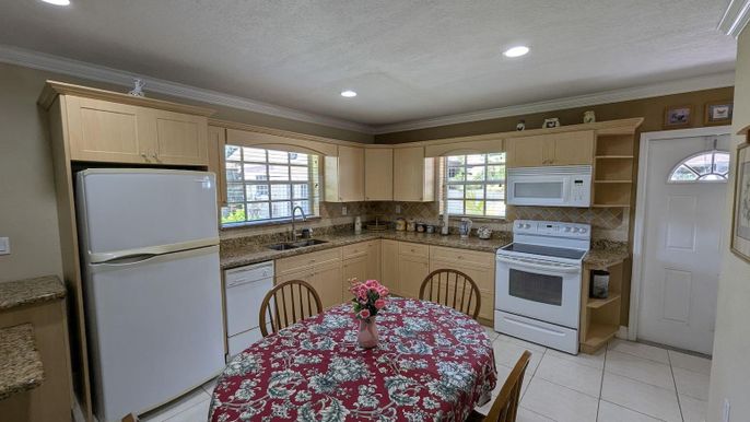 Dining room, Interior, Kitchen, Recessed Lighting