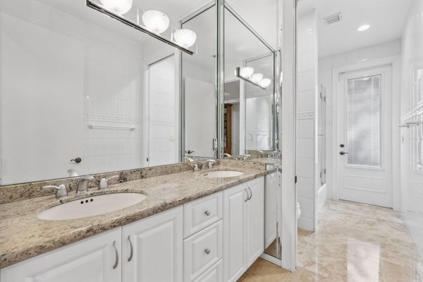 Bathroom, Dual Sink Vanities, Interior, Recessed Lighting