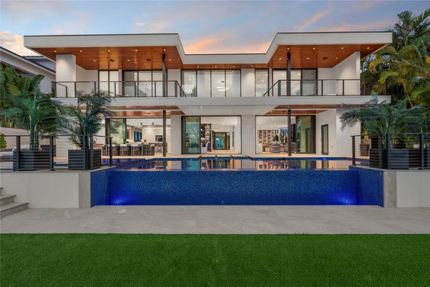 Backyard, Exterior, Facade, Pool, Modern