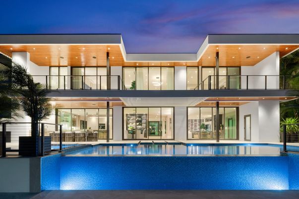 Exterior, Facade, Pool, Modern