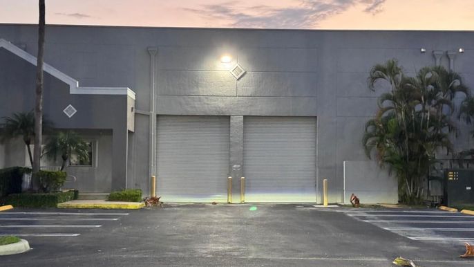 Exterior, Facade, Modern