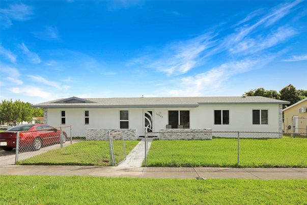 Backyard, Exterior, Facade, Ranch