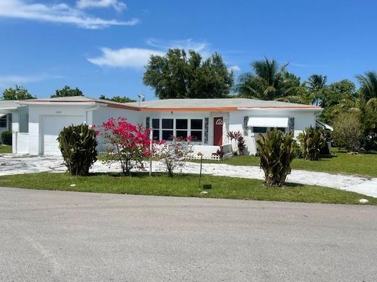 Attached, Exterior, Facade, Ranch