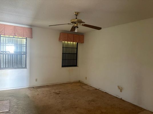Empty room, Interior