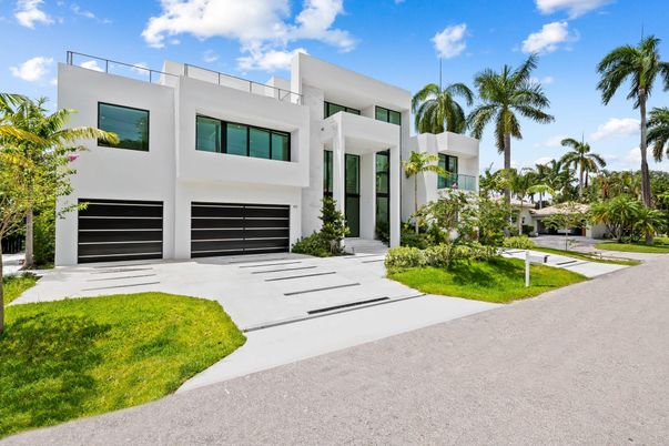 Attached, Exterior, Facade, Modern