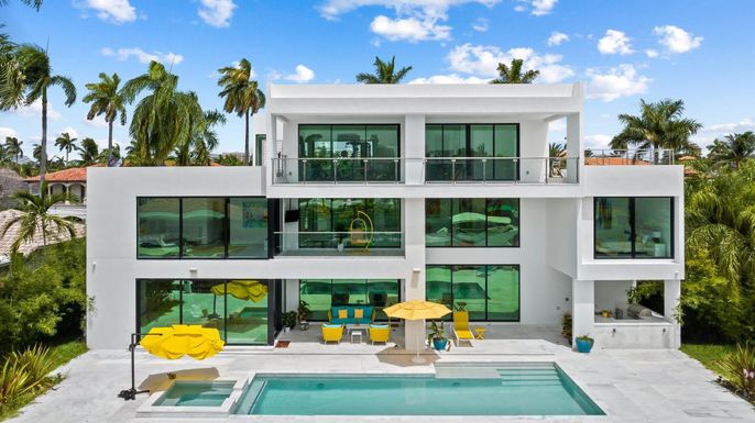 Exterior, Facade, Pool, Modern