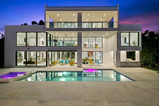 Exterior, Facade, Pool, Modern