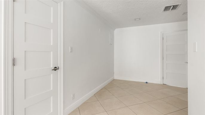 Empty room, Interior