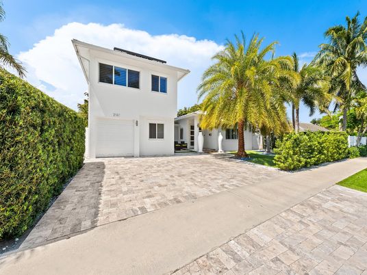 Attached, Exterior, Facade, Mediterranean