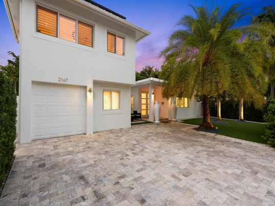 Attached, Exterior, Facade, Modern
