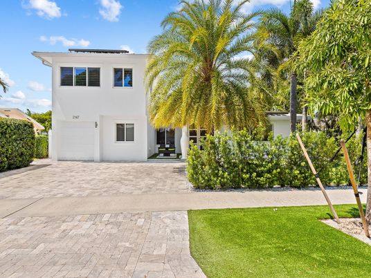 Attached, Backyard, Exterior, Facade, Modern