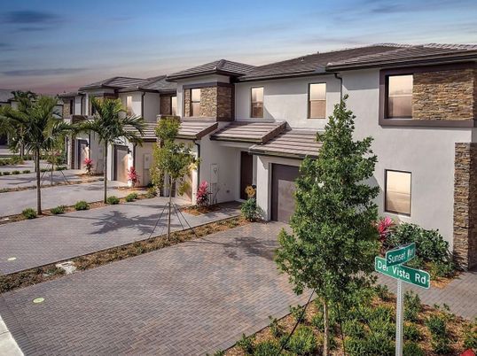 Attached, Exterior, Facade, Mediterranean
