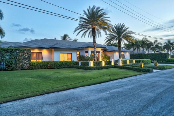 Backyard, Exterior, Facade, Ranch