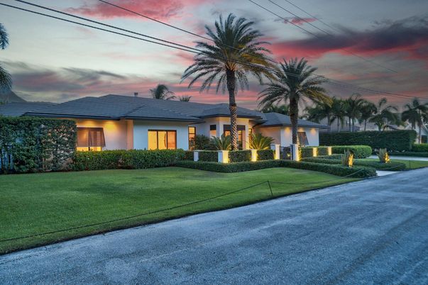 Backyard, Exterior, Facade, Ranch