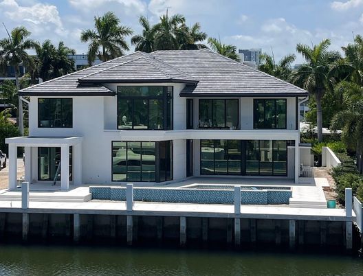 Exterior, Facade, Pool, Modern