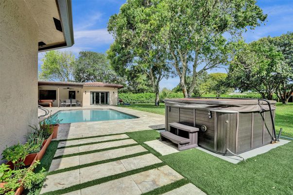 Exterior, Hot Tub, Pool