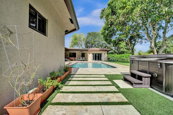 Exterior, Hot Tub, Pool