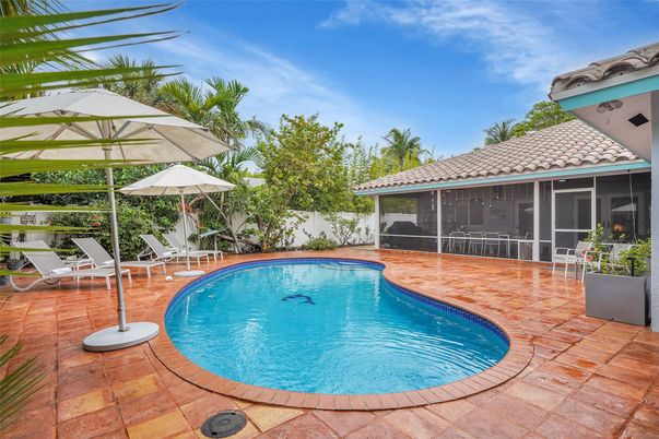 Exterior, Pool