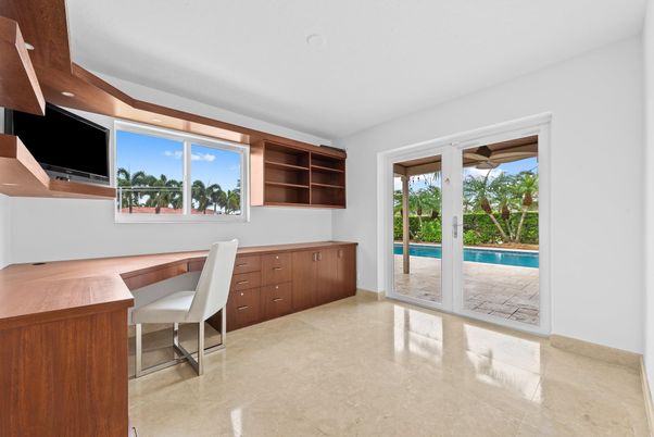 Home Office, Interior