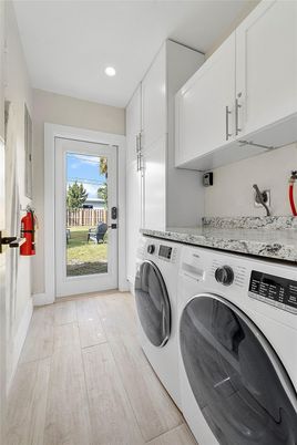 Interior, Recessed Lighting, Washer, Wood Texture Flooring
