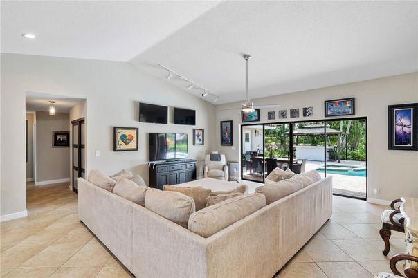 Interior, Living room, Pendant Lights, Recessed Lighting