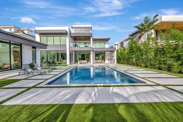 Backyard, Exterior, Facade, Pool, Modern