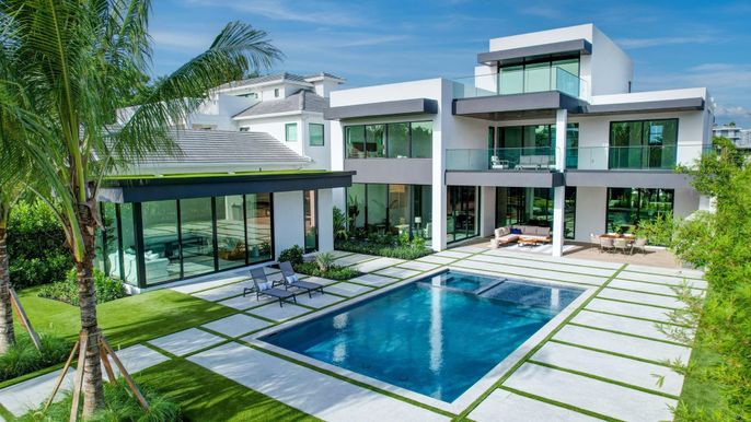 Exterior, Facade, Pool, Modern