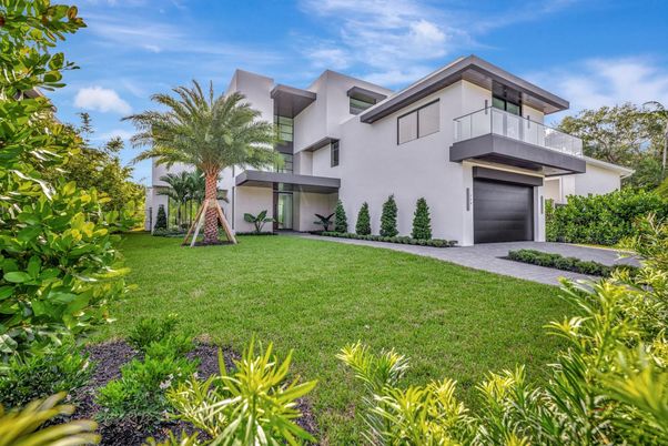 Attached, Backyard, Exterior, Facade, Modern