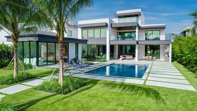 Backyard, Exterior, Facade, Pool, Modern