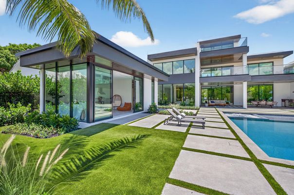 Exterior, Facade, Pool, Modern