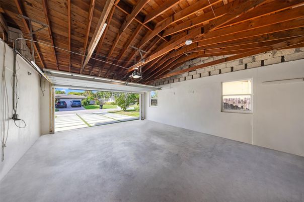 Empty room, Interior, Wooden Beams, Wooden Ceilings