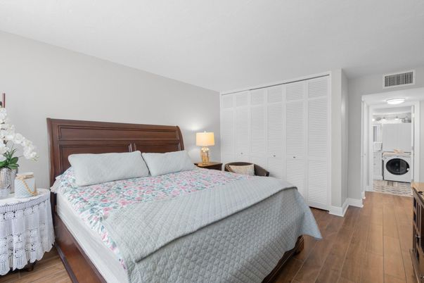 Bedroom, Interior, Washer, Wood Texture Flooring