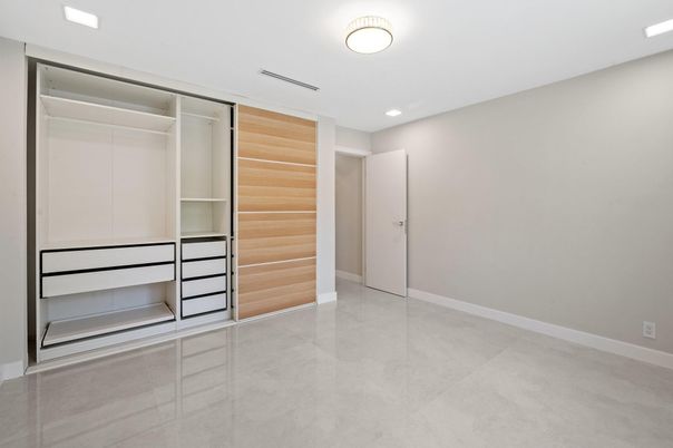 Empty room, Interior, Recessed Lighting, Walk-in Closets