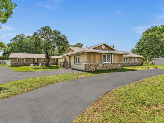 Exterior, Facade, Ranch