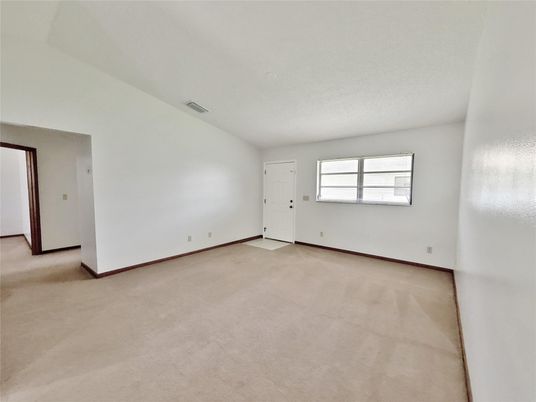 Empty room, Interior