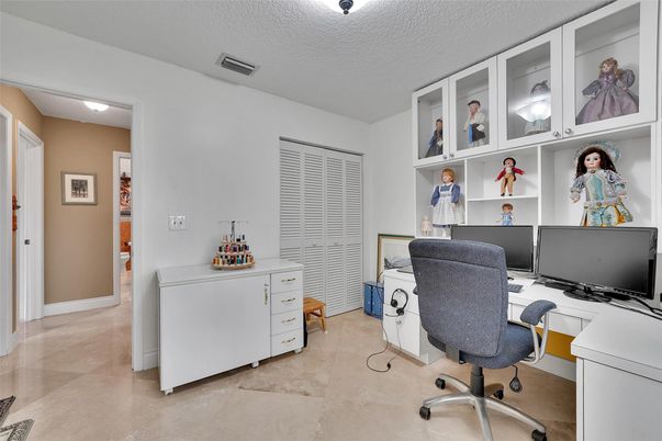 Home Office, Interior