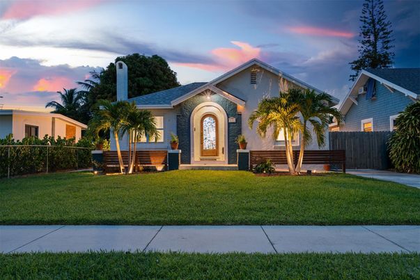 Exterior, Facade, Ranch