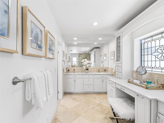 Bathroom, Dual Sink Vanities, Interior, Recessed Lighting