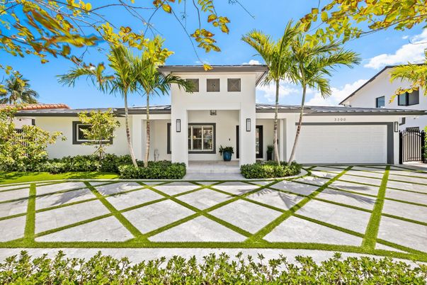 Attached, Backyard, Exterior, Facade, Modern