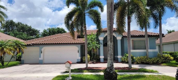 Attached, Exterior, Facade, Mediterranean