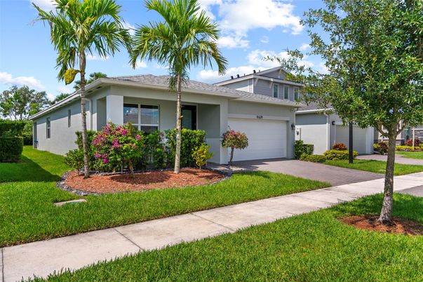 Attached, Exterior, Facade, Ranch
