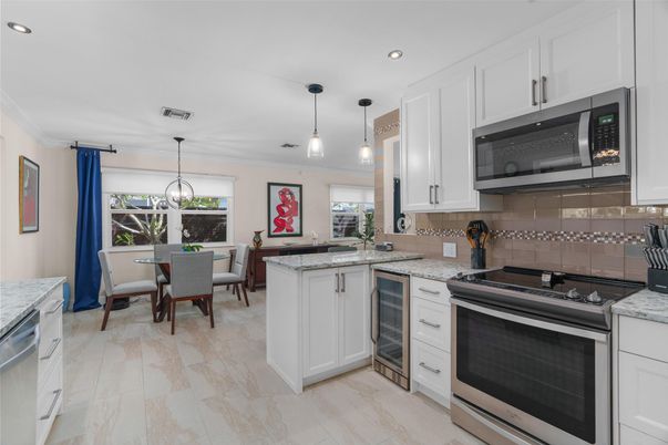 Dining room, Interior, Kitchen, Pendant Lights, Recessed Lighting, Stainless Steel Appliances