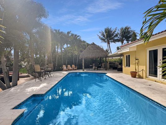 Exterior, Pool