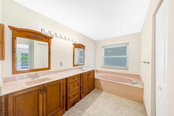 Bathroom, Dual Sink Vanities, Interior, Recessed Lighting